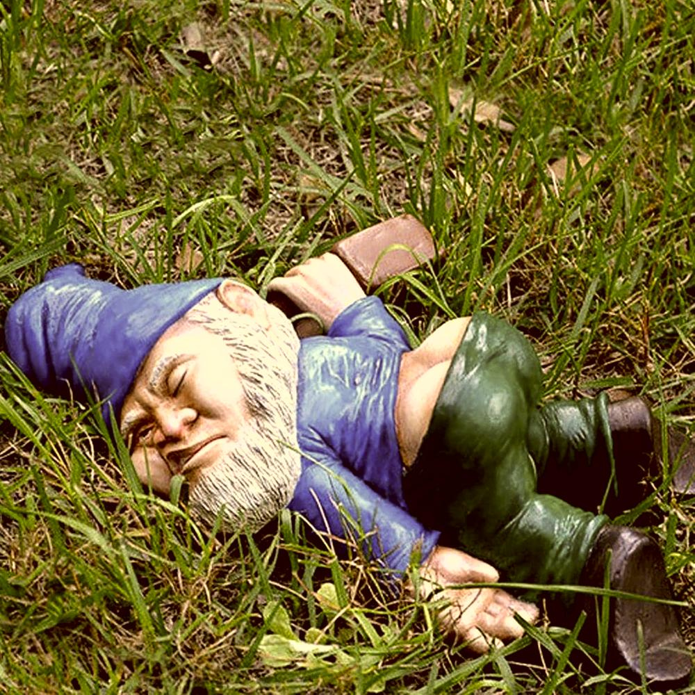 Nain de jardin allongé drôle en résine