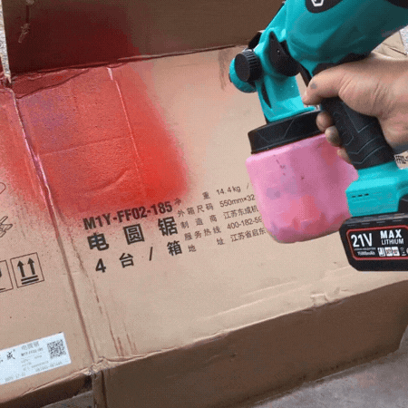 Pistolet P70 PRO en action sur un mur